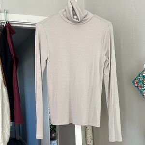 Levi's Women's Light Gray Turtleneck Long Sleeve Top